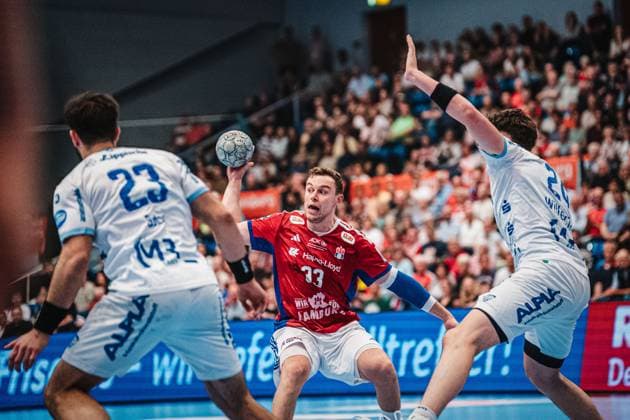 HBL: HSV Hamburg vs. TBV Lemgo Lippe, 19.09.25 Moritz Sauter (HSV Hamburg, 33) am Ball; HBL: HSV Hamburg vs. TBV Lemgo Lippe am 19.09.2025 in der Sporthalle Hamburg, Hamburg Copyright: xBEAUTIFULxSPORTS Tonhäuserx