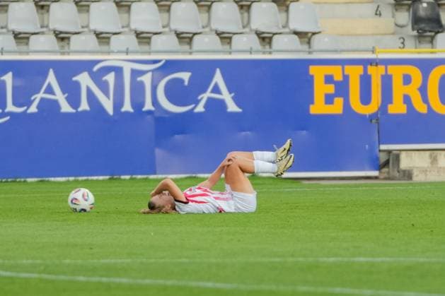 Google Pixel Frauen-Bundesliga: SC Freiburg vs. Hamburger SV, 19.09.2025 Ni? Szenk (SC Freiburg, 19) die verletzt am Boden liegt Google Pixel Frauen-Bundesliga: SC Freiburg vs. Hamburger SV, Dreisamstadion, 19.09.2025 DFB DFL REGULATIONS PROHIBIT ANY USE OF PHOTOGRAPHS AS IMAGE SEQUENCES AND OR QUASI-VIDEO. Copyright: xBEAUTIFULxSPORTS Boscox