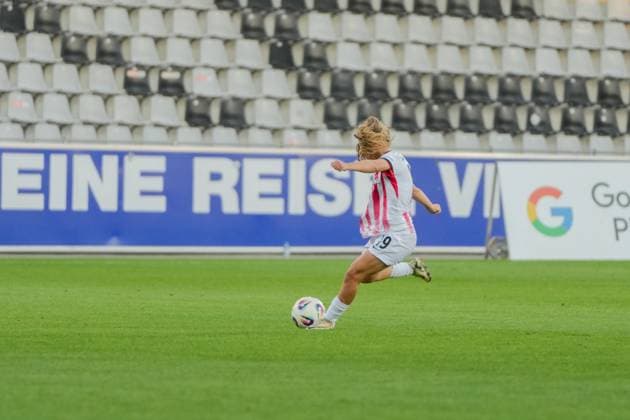 Google Pixel Frauen-Bundesliga: SC Freiburg vs. Hamburger SV, 19.09.2025 Ni? Szenk (SC Freiburg, 19) mit einem Torschuss Google Pixel Frauen-Bundesliga: SC Freiburg vs. Hamburger SV, Dreisamstadion, 19.09.2025 DFB DFL REGULATIONS PROHIBIT ANY USE OF PHOTOGRAPHS AS IMAGE SEQUENCES AND OR QUASI-VIDEO. Copyright: xBEAUTIFULxSPORTS Boscox