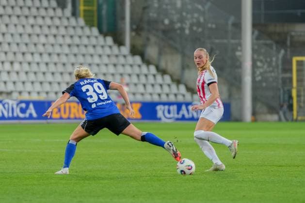 Google Pixel Frauen-Bundesliga: SC Freiburg vs. Hamburger SV, 19.09.2025 Nina Räcke (Hamburger SV, 39) mit einem Stoppversuch Google Pixel Frauen-Bundesliga: SC Freiburg vs. Hamburger SV, Dreisamstadion, 19.09.2025 DFB DFL REGULATIONS PROHIBIT ANY USE OF PHOTOGRAPHS AS IMAGE SEQUENCES AND OR QUASI-VIDEO. Copyright: xBEAUTIFULxSPORTS Boscox