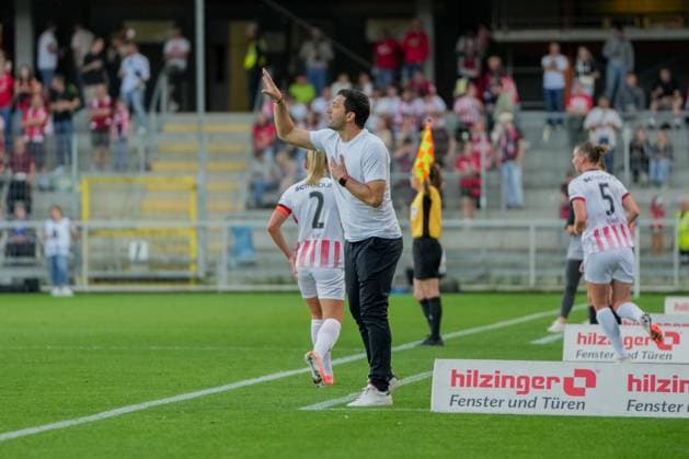 Google Pixel Frauen-Bundesliga: SC Freiburg vs. Hamburger SV, 19.09.2025 Edmond Kapllani (SC Freiburg, Trainer) der Anweisungen gibt Google Pixel Frauen-Bundesliga: SC Freiburg vs. Hamburger SV, Dreisamstadion, 19.09.2025 DFB DFL REGULATIONS PROHIBIT ANY USE OF PHOTOGRAPHS AS IMAGE SEQUENCES AND OR QUASI-VIDEO. Copyright: xBEAUTIFULxSPORTS Boscox