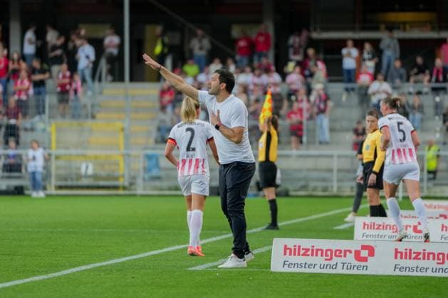 Google Pixel Frauen-Bundesliga: SC Freiburg vs. Hamburger SV, 19.09.2025 Edmond Kapllani (SC Freiburg, Trainer) der Anweisungen gibt Google Pixel Frauen-Bundesliga: SC Freiburg vs. Hamburger SV, Dreisamstadion, 19.09.2025 DFB DFL REGULATIONS PROHIBIT ANY USE OF PHOTOGRAPHS AS IMAGE SEQUENCES AND OR QUASI-VIDEO. Copyright: xBEAUTIFULxSPORTS Boscox