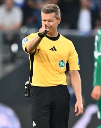 19.09.2025 - Fussball - Saison 2025 2026 - 2. Fussball - Bundesliga - 06. Spieltag: DSC Arminia Bielefeld - SpVgg Greuther Fürth ( Kleeblatt ) - Sportfoto Zink - xwoxzix - DFL regulations prohibit any use of photographs as image sequences and or quasi-video - only for editorial use - Tobias Welz ( Schiedsrichter )
