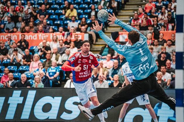 HBL: HSV Hamburg vs. TBV Lemgo Lippe, 19.09.25 Casper Ulrich Mortensen (HSV Hamburg, 51) wirft, Constantin Möstl (TBV Lemgo Lippe, 1) hält; HBL: HSV Hamburg vs. TBV Lemgo Lippe am 19.09.2025 in der Sporthalle Hamburg, Hamburg Copyright: xBEAUTIFULxSPORTS Tonhäuserx