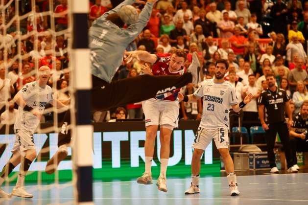 Handball 1. Handball-Bundesliga, DAIKIN HBL 2025 2026 - Handball Verein Hamburg (HSVH) vs. TBV Lemgo Lippe Moritz Sauter (Hamburg) platziert den Ball genau durch die Arme von Torwart Constantin Möstl Moestl (Lemgo) zum 1:0, rechts Tim Suton (Lemgo) . Sporthalle Hamburg Hamburg