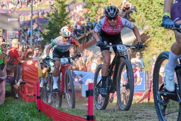 2025 WHOOP UCI Mountain Bike World Series XCC World Cup Women Elite, Lenzerheide, Schweiz Lenzerheide, Schweiz. 19. September 2025. Candice Lill und Jolanda Neff (Cannondale Factory Racing)während des Cross Country Short Track der Damen Elite an den WHOOP UCI Mountain Bike World Series 2025 in Lenzerheide.