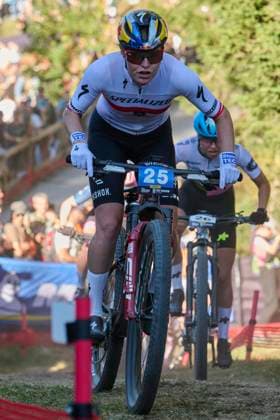 2025 WHOOP UCI Mountain Bike World Series XCC World Cup Women Elite, Lenzerheide, Schweiz Lenzerheide, Schweiz. 19. September 2025. Laura Stigger (Specialized Factory Racing) während des Cross Country Short Track der Damen Elite an den WHOOP UCI Mountain Bike World Series 2025 in Lenzerheide.