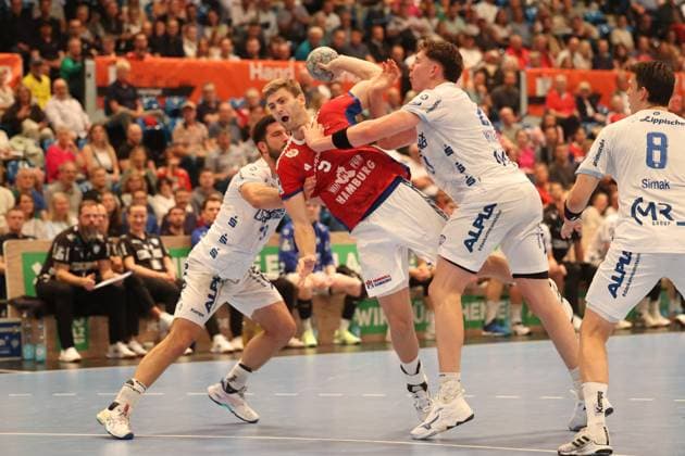 Handball Daikin Handball Bundesliga 2025 2026 - Handball Verein Hamburg vs. TBV Lemgo Tim Suton (Lemgo),Oliver Norlyk (Hamburg),erfolgreicher Torwurf,Joel Joï¿½Willecke (Lemgo), Sporthalle Hamburg Hamburg