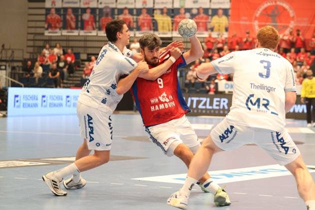 Handball Daikin Handball Bundesliga 2025 2026 - Handball Verein Hamburg vs. TBV Lemgo Frederik Simak (Lemgo),Jacob Arenth Lassen (Hamburg),Nicolai Theilinger (Lemgo), Sporthalle Hamburg Hamburg