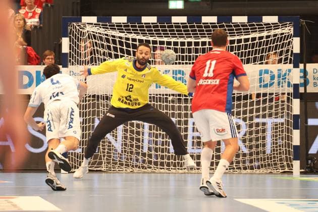 Handball Daikin Handball Bundesliga 2025 2026 - Handball Verein Hamburg vs. TBV Lemgo Samuel Zehnder (Lemgo),7meter, erfolgreich,Torwart Mohammed Essam Moustafa El-Tayar (Hamburg),Nicolaj Jï¿½rgensen Joergensen (Hamburg), Sporthalle Hamburg Hamburg
