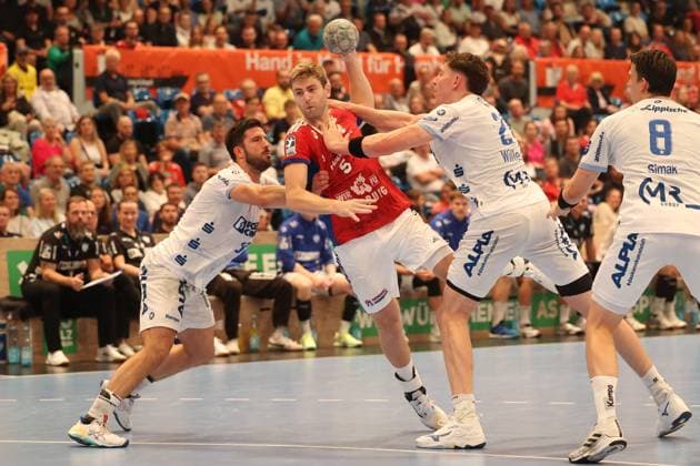Handball Daikin Handball Bundesliga 2025 2026 - Handball Verein Hamburg vs. TBV Lemgo Tim Suton (Lemgo),Oliver Norlyk (Hamburg),erfolgreicher Torwurf,Joel Joï¿½Willecke (Lemgo), Sporthalle Hamburg Hamburg