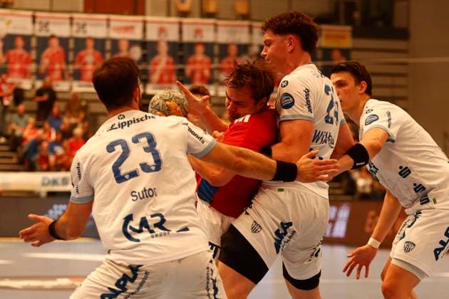 Handball 1. Handball-Bundesliga, DAIKIN HBL 2025 2026 - Handball Verein Hamburg (HSVH) vs. TBV Lemgo Lippe Andreas Magaard (Hamburg) wird von Tim Suton (Lemgo) und Joel JoÃ«l Willecke (Lemgo) in die Zange genommen. Sporthalle Hamburg Hamburg
