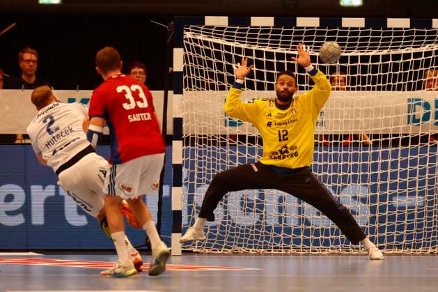 Handball 1. Handball-Bundesliga, DAIKIN HBL 2025 2026 - Handball Verein Hamburg (HSVH) vs. TBV Lemgo Lippe Torwart Mohammed Essam Moustafa El-Tayar (Hamburg) kassiert ein Tor von Lukas Hutecek (Lemgo, ganz links), Moritz Sauter (Hamburg) kann nicht mehr eingreifen . Sporthalle Hamburg Hamburg