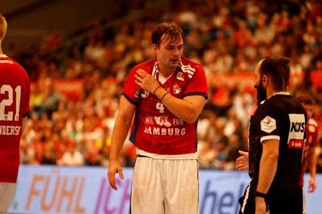 Handball 1. Handball-Bundesliga, DAIKIN HBL 2025 2026 - Handball Verein Hamburg (HSVH) vs. TBV Lemgo Lippe Andreas Magaard (Hamburg) beschwert sich nach einem Griff in den Arm bei Schiedsrichter Marcus Hurst . Sporthalle Hamburg Hamburg