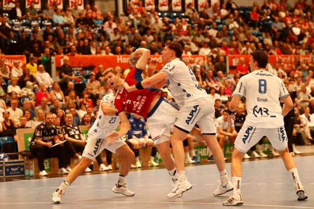 Handball 1. Handball-Bundesliga, DAIKIN HBL 2025 2026 - Handball Verein Hamburg (HSVH) vs. TBV Lemgo Lippe Oliver Norlyk (Hamburg) wird von Joel JoÃ«l Willecke (Lemgo) am Hals gefoult, links Tim Suton (Lemgo) rechts Frederik Simak (Lemgo) . Sporthalle Hamburg Hamburg