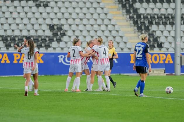 Google Pixel Frauen-Bundesliga: SC Freiburg vs. Hamburger SV, 19.09.2025 Torjubel zum 2:1 durch Tessa Blumenberg (SC Freiburg, 7) Google Pixel Frauen-Bundesliga: SC Freiburg vs. Hamburger SV, Dreisamstadion, 19.09.2025 DFB DFL REGULATIONS PROHIBIT ANY USE OF PHOTOGRAPHS AS IMAGE SEQUENCES AND OR QUASI-VIDEO. Copyright: xBEAUTIFULxSPORTS Boscox