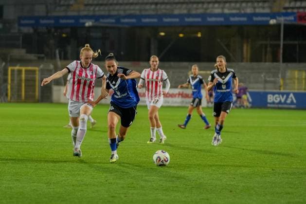 Google Pixel Frauen-Bundesliga: SC Freiburg vs. Hamburger SV, 19.09.2025 Zweikampf zwischen Meret Felde (SC Freiburg, 4) und Mária Mikolajová (Hamburger SV, 27) Google Pixel Frauen-Bundesliga: SC Freiburg vs. Hamburger SV, Dreisamstadion, 19.09.2025 DFB DFL REGULATIONS PROHIBIT ANY USE OF PHOTOGRAPHS AS IMAGE SEQUENCES AND OR QUASI-VIDEO. Copyright: xBEAUTIFULxSPORTS Boscox