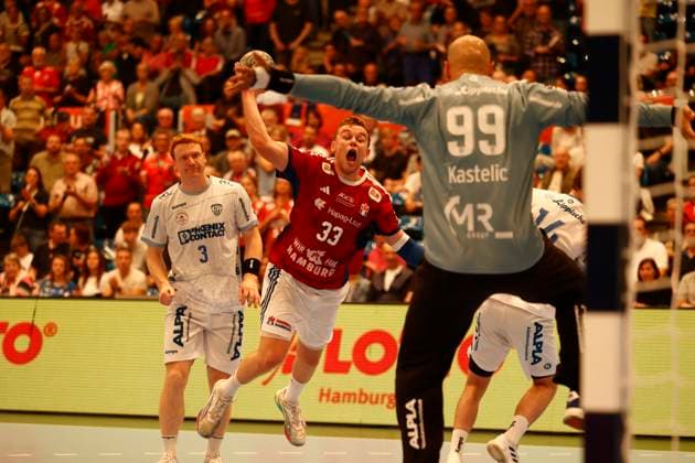Handball 1. Handball-Bundesliga, DAIKIN HBL 2025 2026 - Handball Verein Hamburg (HSVH) vs. TBV Lemgo Lippe Moritz Sauter (Hamburg) im Duell gegen Torwart Urh Kastelic (Lemgo) , dahinterNicolai Theilinger (Lemgo) . Sporthalle Hamburg Hamburg .