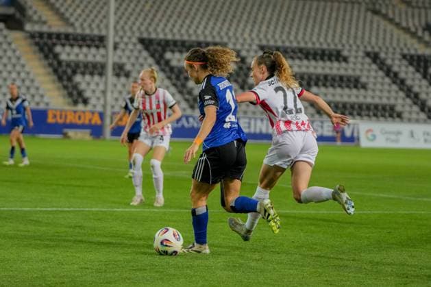 Google Pixel Frauen-Bundesliga: SC Freiburg vs. Hamburger SV, 19.09.2025 Zweikampf zwischen Melanie Brunnthaler (Hamburger SV, 11) und Lisa Kolb (SC Freiburg, 22) Google Pixel Frauen-Bundesliga: SC Freiburg vs. Hamburger SV, Dreisamstadion, 19.09.2025 DFB DFL REGULATIONS PROHIBIT ANY USE OF PHOTOGRAPHS AS IMAGE SEQUENCES AND OR QUASI-VIDEO. Copyright: xBEAUTIFULxSPORTS Boscox
