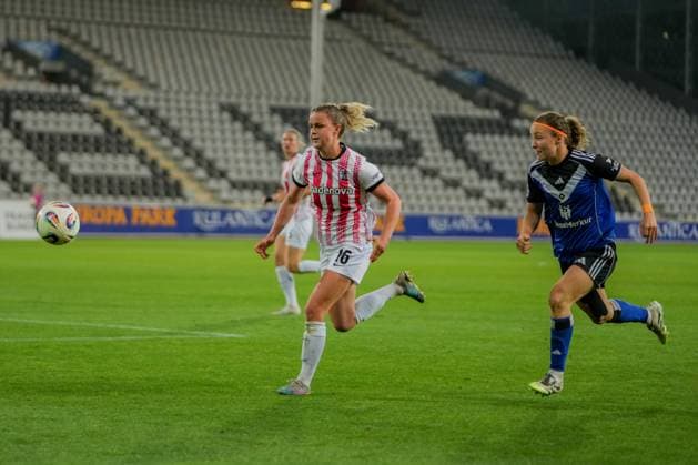 Google Pixel Frauen-Bundesliga: SC Freiburg vs. Hamburger SV, 19.09.2025 Sprintduell um den Ball zwischen Greta Stegemann (SC Freiburg, 16) und Melanie Brunnthaler (Hamburger SV, 11) Google Pixel Frauen-Bundesliga: SC Freiburg vs. Hamburger SV, Dreisamstadion, 19.09.2025 DFB DFL REGULATIONS PROHIBIT ANY USE OF PHOTOGRAPHS AS IMAGE SEQUENCES AND OR QUASI-VIDEO. Copyright: xBEAUTIFULxSPORTS Boscox