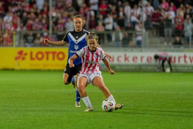 Google Pixel Frauen-Bundesliga: SC Freiburg vs. Hamburger SV, 19.09.2025 Ni? Szenk (SC Freiburg, 19) die den Ball Blockt vor Melanie Brunnthaler (Hamburger SV, 11) Google Pixel Frauen-Bundesliga: SC Freiburg vs. Hamburger SV, Dreisamstadion, 19.09.2025 DFB DFL REGULATIONS PROHIBIT ANY USE OF PHOTOGRAPHS AS IMAGE SEQUENCES AND OR QUASI-VIDEO. Copyright: xBEAUTIFULxSPORTS Boscox