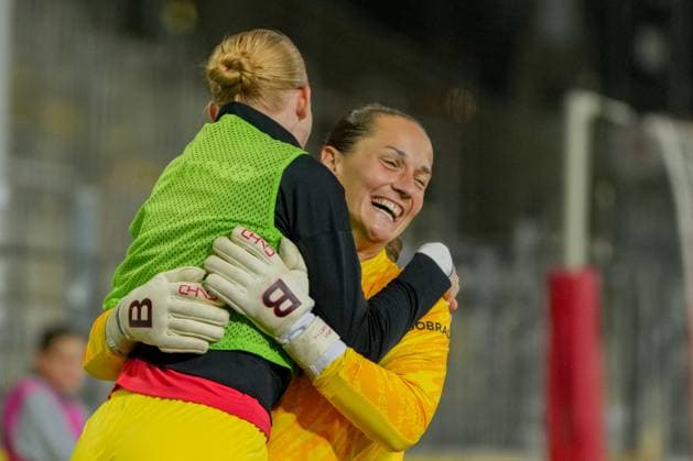 Google Pixel Frauen-Bundesliga: SC Freiburg vs. Hamburger SV, 19.09.2025 Rebecca Adamczyk (SC Freiburg, 33) und Laura Benkarth (SC Freiburg, 1) die sich über das 3:1 durch Nicole Ojukwu (SC Freiburg, 6) freuen Google Pixel Frauen-Bundesliga: SC Freiburg vs. Hamburger SV, Dreisamstadion, 19.09.2025 DFB DFL REGULATIONS PROHIBIT ANY USE OF PHOTOGRAPHS AS IMAGE SEQUENCES AND OR QUASI-VIDEO. Copyright: xBEAUTIFULxSPORTS Boscox