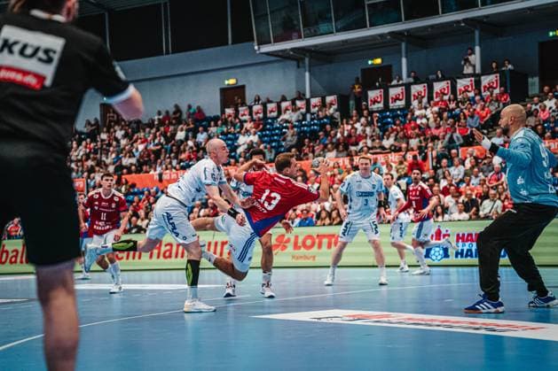 HBL: HSV Hamburg vs. TBV Lemgo Lippe, 19.09.25 Niklas Weller (HSV Hamburg, 13) wirft; HBL: HSV Hamburg vs. TBV Lemgo Lippe am 19.09.2025 in der Sporthalle Hamburg, Hamburg Copyright: xBEAUTIFULxSPORTS Tonhäuserx