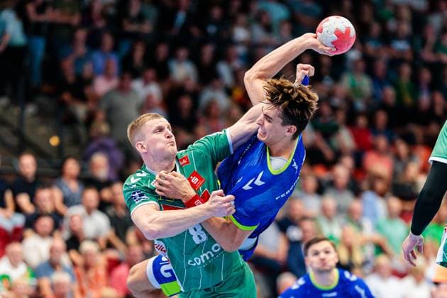 v.l. Karolis Antanavicius (GWD Minden, 08), Julian Koester (VfL Gummersbach, 07) im Zweikampf GER, GWD Minden vs. VfL Gummersbach, Handball, 1. Bundesliga, 5. Spieltag, Spielzeit 2025 2026, 19.09.2025 GER, GWD Minden vs. VfL Gummersbach, Handball, 1. Bundesliga, 5. Spieltag, Spielzeit 2025 2026, 19.09.2025 Luebbecke Copyright: xEibner-Pressefoto JanxRollingerx EP_JSK