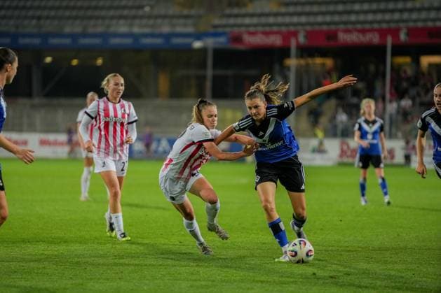 Google Pixel Frauen-Bundesliga: SC Freiburg vs. Hamburger SV, 19.09.2025 Ni? Szenk (SC Freiburg, 19) die versucht an den Ball zukommen bei Sarah-Lisa Dübel (SC Freiburg, 32) Google Pixel Frauen-Bundesliga: SC Freiburg vs. Hamburger SV, Dreisamstadion, 19.09.2025 DFB DFL REGULATIONS PROHIBIT ANY USE OF PHOTOGRAPHS AS IMAGE SEQUENCES AND OR QUASI-VIDEO. Copyright: xBEAUTIFULxSPORTS Boscox