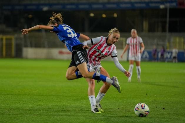 Google Pixel Frauen-Bundesliga: SC Freiburg vs. Hamburger SV, 19.09.2025 Lotta Wrede (Hamburger SV, 32) die an Sophie Nachtigall (SC Freiburg, 27) hängen bleibt Google Pixel Frauen-Bundesliga: SC Freiburg vs. Hamburger SV, Dreisamstadion, 19.09.2025 DFB DFL REGULATIONS PROHIBIT ANY USE OF PHOTOGRAPHS AS IMAGE SEQUENCES AND OR QUASI-VIDEO. Copyright: xBEAUTIFULxSPORTS Boscox