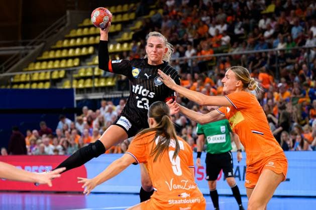 Eindhoven: Handball Frauen Laenderspiel - Niederlande - Deutschland Annika Lott (Deutschland), Larissa Nuesser Nüsser (Niederlande), Kelly Dulfer (Niederlande) Eindhoven Niederlande