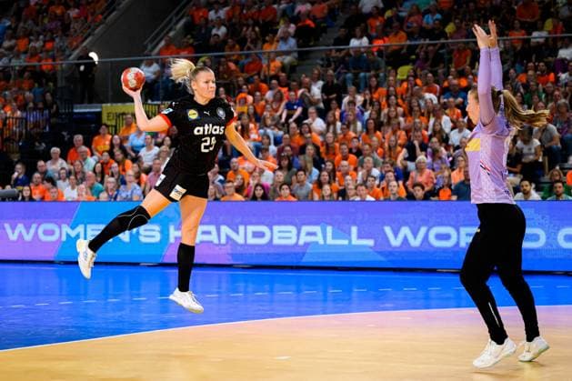 Eindhoven: Handball Frauen Laenderspiel - Niederlande - Deutschland v.li. Antje Döll Doell (Deutschland), Torhueterin Yara Ten Holte (Niederlande) Eindhoven Niederlande