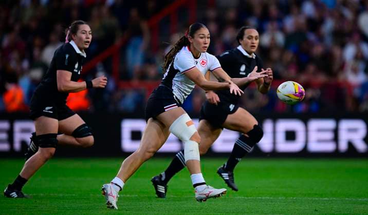 New Zealand v Canada, Bristol, UK - 19 Sept 2025 Florence Symonds of Canada spins the ball out during the Women s Rugby World Cup 2025 Semi-final match between New Zealand and Canada at Ashton Gate Stadium, Bristol, England United Kingdom on September 19, 2025 in Exeter, England. (Photo by Phil Mingo PPAUK) Bristol Ashton Gate Stadium GBR Copyright: xPhilxMingo PPAUKx PPA-215237