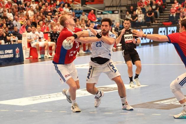 Handball Daikin Handball Bundesliga 2025 2026 - Handball Verein Hamburg vs. TBV Lemgo Einar Olafsson (Hamburg),Tim Suton (Lemgo), Sporthalle Hamburg Hamburg