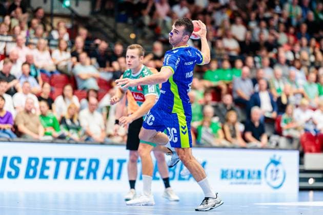 Milos Vujovic (VfL Gummersbach, 06) beim Siebenmeter 7 Meter Wurf GER, GWD Minden vs. VfL Gummersbach, Handball, 1. Bundesliga, 5. Spieltag, Spielzeit 2025 2026, 19.09.2025 GER, GWD Minden vs. VfL Gummersbach, Handball, 1. Bundesliga, 5. Spieltag, Spielzeit 2025 2026, 19.09.2025 Luebbecke Copyright: xEibner-Pressefoto JanxRollingerx EP_JSK