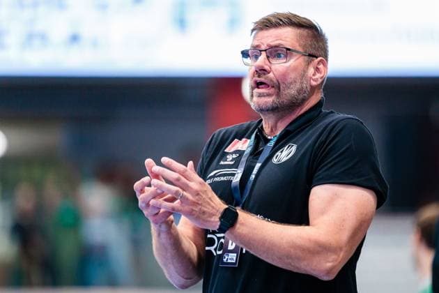 Aaron Ziercke (GWD Minden, Trainer) aergert sich regt sich auf GER, GWD Minden vs. VfL Gummersbach, Handball, 1. Bundesliga, 5. Spieltag, Spielzeit 2025 2026, 19.09.2025 GER, GWD Minden vs. VfL Gummersbach, Handball, 1. Bundesliga, 5. Spieltag, Spielzeit 2025 2026, 19.09.2025 Luebbecke Copyright: xEibner-Pressefoto JanxRollingerx EP_JSK