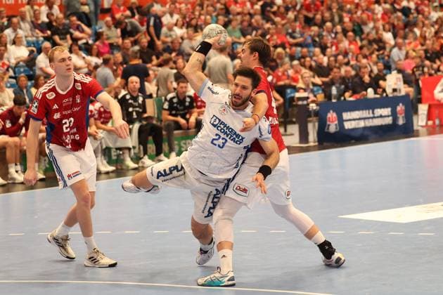Handball Daikin Handball Bundesliga 2025 2026 - Handball Verein Hamburg vs. TBV Lemgo Einar Olafsson (Hamburg),Tim Suton (Lemgo),erfolgreicher Torwurf,Andreas Magaard (Hamburg), Sporthalle Hamburg Hamburg