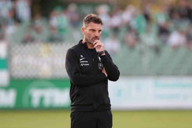 19.09.2025, xtgx, Fussball Regionalliga Nordost, BSG Chemie Leipzig - BFC Dynamo Berlin emspor, v.l. Adrian Alipour (Chemie Leipzig, Trainer) nachdenklich enttaeuscht, schaut enttaeuscht, niedergeschlagen, disappointed (DFL DFB REGULATIONS PROHIBIT ANY USE OF PHOTOGRAPHS as IMAGE SEQUENCES and or QUASI-VIDEO) Leipzig
