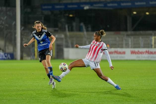 Google Pixel Frauen-Bundesliga: SC Freiburg vs. Hamburger SV, 19.09.2025 Aurélie Csillag (SC Freiburg, 17) die vor Lotta Wrede (Hamburger SV, 32) an den Ball kommt Google Pixel Frauen-Bundesliga: SC Freiburg vs. Hamburger SV, Dreisamstadion, 19.09.2025 DFB DFL REGULATIONS PROHIBIT ANY USE OF PHOTOGRAPHS AS IMAGE SEQUENCES AND OR QUASI-VIDEO. Copyright: xBEAUTIFULxSPORTS Boscox