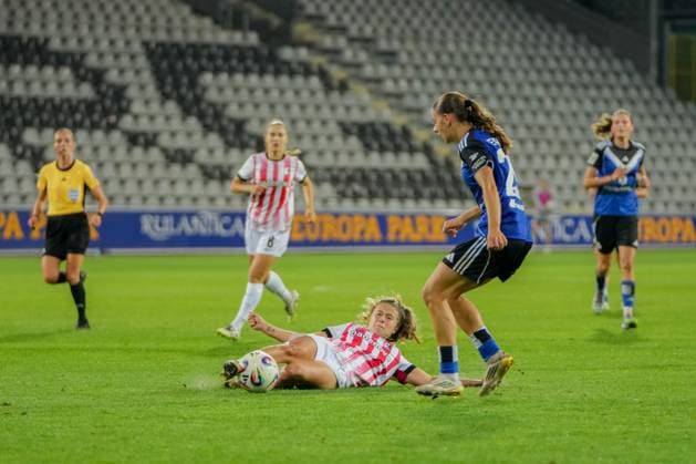 Google Pixel Frauen-Bundesliga: SC Freiburg vs. Hamburger SV, 19.09.2025 Ni? Szenk (SC Freiburg, 19) die mit einer Grätsche zum Ball kommt Google Pixel Frauen-Bundesliga: SC Freiburg vs. Hamburger SV, Dreisamstadion, 19.09.2025 DFB DFL REGULATIONS PROHIBIT ANY USE OF PHOTOGRAPHS AS IMAGE SEQUENCES AND OR QUASI-VIDEO. Copyright: xBEAUTIFULxSPORTS Boscox