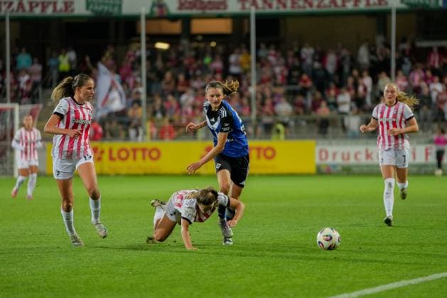 Google Pixel Frauen-Bundesliga: SC Freiburg vs. Hamburger SV, 19.09.2025 Ni? Szenk (SC Freiburg, 19) die durch Leni Eggert (Hamburger SV, 29) zu Fall gebracht wird Google Pixel Frauen-Bundesliga: SC Freiburg vs. Hamburger SV, Dreisamstadion, 19.09.2025 DFB DFL REGULATIONS PROHIBIT ANY USE OF PHOTOGRAPHS AS IMAGE SEQUENCES AND OR QUASI-VIDEO. Copyright: xBEAUTIFULxSPORTS Boscox