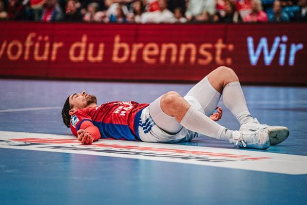 HBL: HSV Hamburg vs. TBV Lemgo Lippe, 19.09.25 Casper Ulrich Mortensen (HSV Hamburg, 51) liegt am Boden; HBL: HSV Hamburg vs. TBV Lemgo Lippe am 19.09.2025 in der Sporthalle Hamburg, Hamburg Copyright: xBEAUTIFULxSPORTS Tonhäuserx
