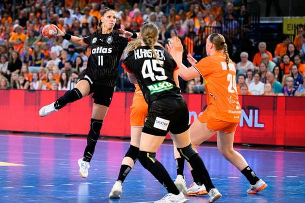 Eindhoven: Handball Frauen Laenderspiel - Niederlande - Deutschland v.li. Xenia Smits (Deutschland), Jolina Huhnstock (Deutschland), Romee Maarschalkeweerd (Niederlande) Eindhoven Niederlande