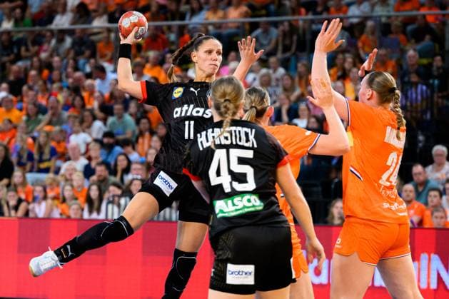 Eindhoven: Handball Frauen Laenderspiel - Niederlande - Deutschland Xenia Smits (Deutschland), Jolina Huhnstock (Deutschland), Romee Maarschalkeweerd (Niederlande) Eindhoven Niederlande