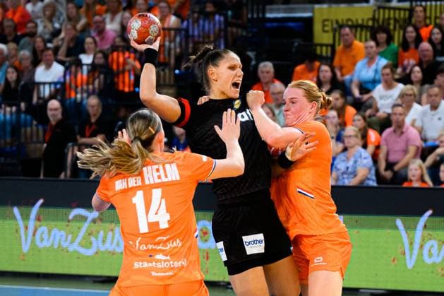 Eindhoven: Handball Frauen Laenderspiel - Niederlande - Deutschland v.li. Judith van der Helm (Niederlande), Xenia Smits (Deutschland), Romee Maarschalkeweerd (Niederlande) Eindhoven Niederlande