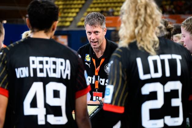 Eindhoven: Handball Frauen Laenderspiel - Niederlande - Deutschland Trainer Markus Gaugisch (Deutschland) Eindhoven Niederlande