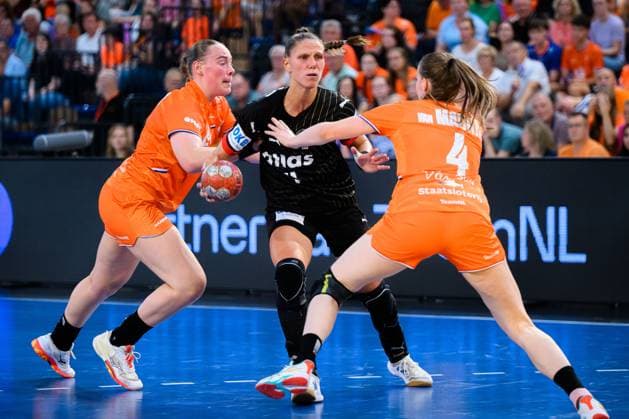 Eindhoven: Handball Frauen Laenderspiel - Niederlande - Deutschland v.li. Romee Maarschalkeweerd (Niederlande), Xenia Smits (Deutschland), Alieke van Maurik (Niederlande) Eindhoven Niederlande