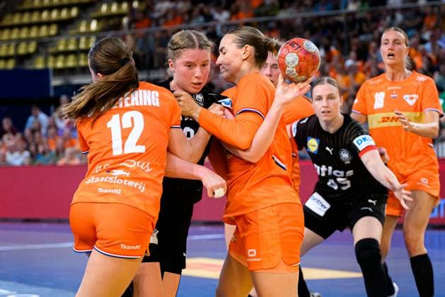 Eindhoven: Handball Frauen Laenderspiel - Niederlande - Deutschland v. li. im Zweikampf Bo van Wetering (Niederlande), Nina Engel (Deutschland) Eindhoven Niederlande