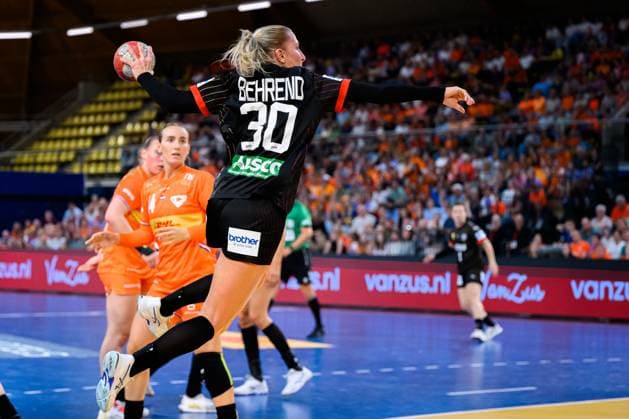 Eindhoven: Handball Frauen Laenderspiel - Niederlande - Deutschland Jenny Behrend (Deutschland) Eindhoven Niederlande