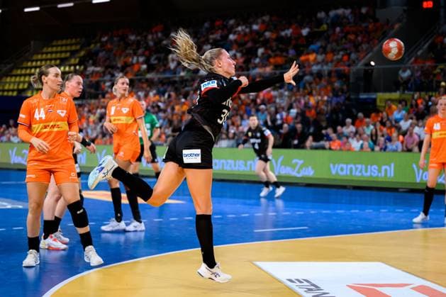 Eindhoven: Handball Frauen Laenderspiel - Niederlande - Deutschland Jenny Behrend (Deutschland) Eindhoven Niederlande